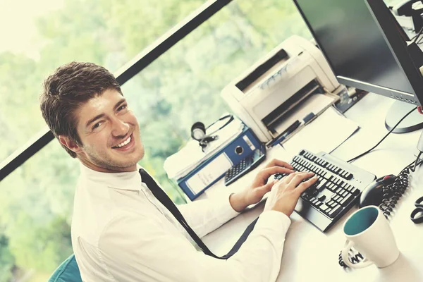 Heureux jeune homme d'affaires au bureau — Photo