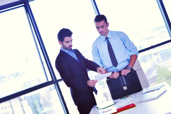 Gruppe Glücklicher Junger Geschäftsleute Bei Einem Treffen Büro — Stockfoto