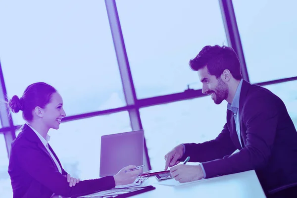 Groep Gelukkige Jonge Zakenmensen Een Vergadering Kantoor — Stockfoto