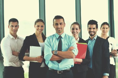 İş adamları el ele tutuşur ve grup halinde kalır ve arkadaşlık ve takım çalışması kavramını temsil ederler.