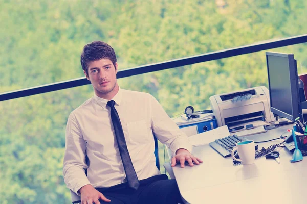快乐的年轻商业男人在办公室 — 图库照片