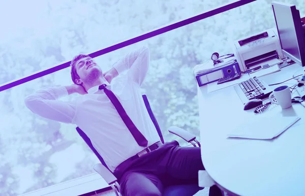 Feliz joven hombre de negocios en la oficina — Foto de Stock