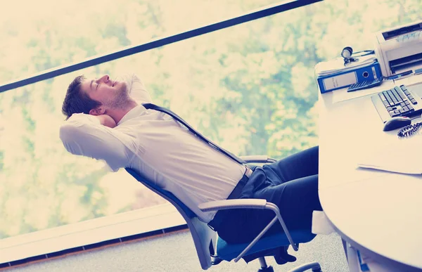 Feliz joven hombre de negocios en la oficina — Foto de Stock