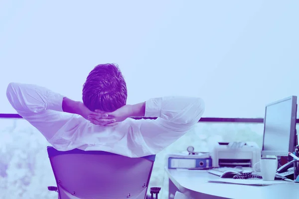 Feliz joven hombre de negocios en la oficina — Foto de Stock