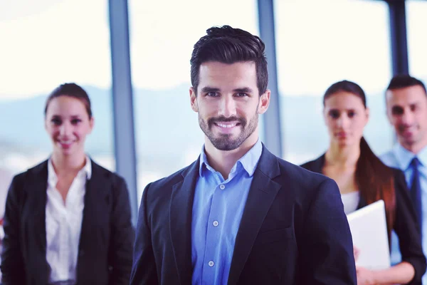 Gruppe Glücklicher Junger Geschäftsleute Bei Einem Treffen Büro — Stockfoto