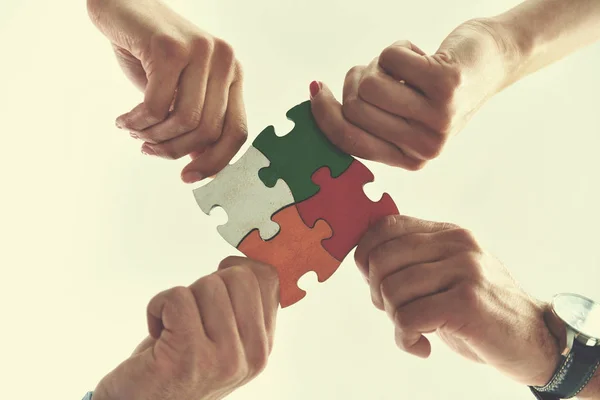 Gruppo di uomini d'affari assemblaggio puzzle — Foto Stock