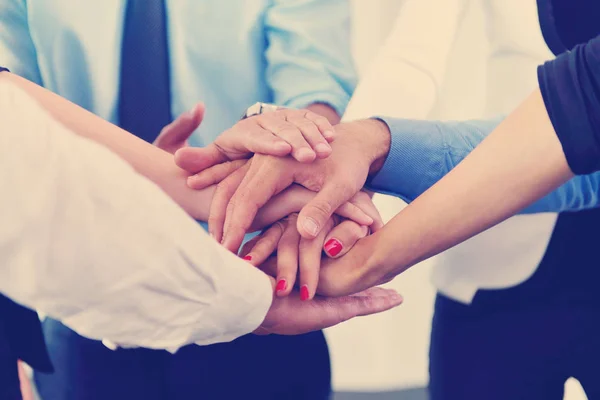 Gente de negocios grupo uniendo manos —  Fotos de Stock