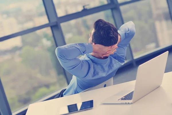 Heureux jeune homme d'affaires au bureau — Photo