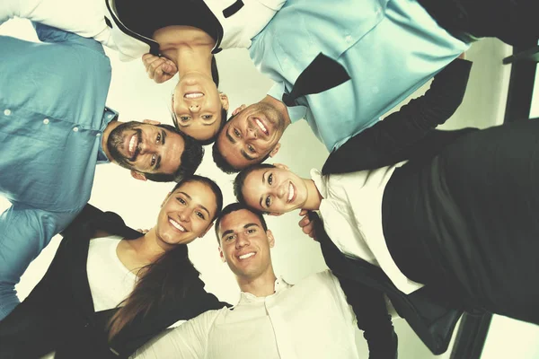 幸せなビジネスの人々の閉鎖一緒に白い背景に隔離された友情とチームワークの概念を表す頭で — ストック写真