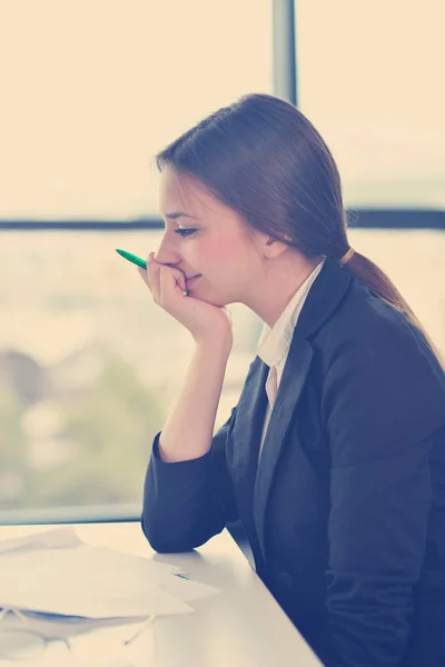 Mujer de negocios en la oficina — Foto de Stock