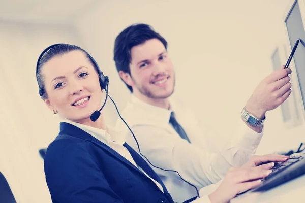 Geschäftsleute Gruppe Mit Kopfhörern Unterstützt Kunden Helpdesk Büro Manager Gibt — Stockfoto