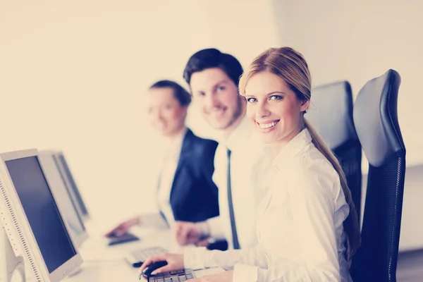 Zakelijke Mensen Groep Met Koptelefoon Geven Ondersteuning Helpdesk Kantoor Aan — Stockfoto