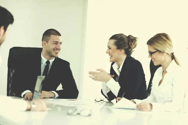 Groep Gelukkige Jonge Zakenmensen Een Vergadering Kantoor — Stockfoto