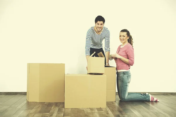 Mutlu Genç Çift Yeni Evine Taşınıyor — Stok fotoğraf