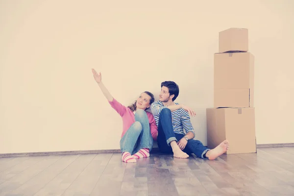 Joyeux Jeune Couple Déménageant Dans Une Nouvelle Maison — Photo