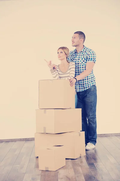 Feliz Jovem Casal Movendo Nova Casa — Fotografia de Stock