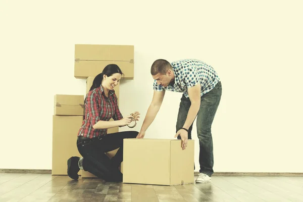 Joyeux Jeune Couple Déménageant Dans Une Nouvelle Maison — Photo