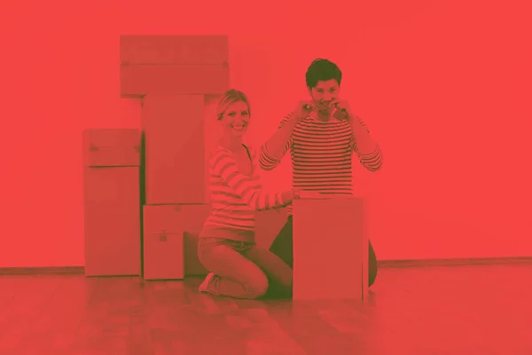 Feliz Joven Pareja Moviéndose Nueva Casa Con Cajas — Foto de Stock