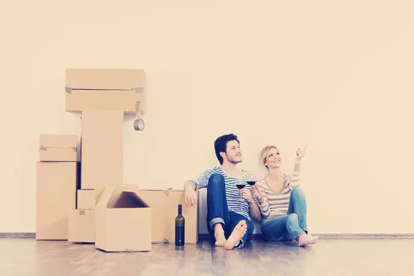 愉快的年轻夫妇搬在新房子与盒子 — 图库照片