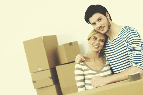 Feliz Jovem Casal Movendo Nova Casa Com Caixas — Fotografia de Stock