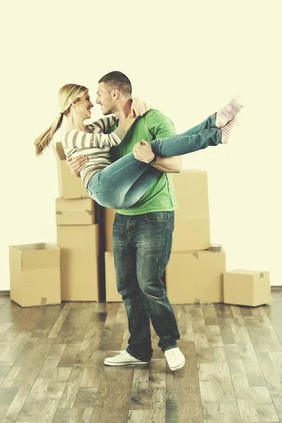 Feliz Jovem Casal Movendo Nova Casa — Fotografia de Stock