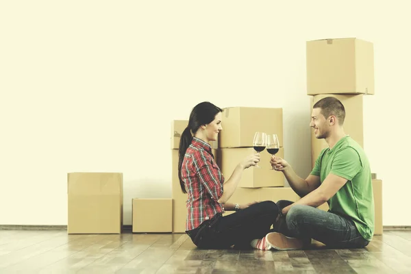 Feliz Jovem Casal Movendo Nova Casa — Fotografia de Stock