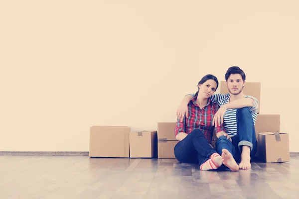 Glückliches Junges Paar Zieht Neues Haus Mit Kisten — Stockfoto