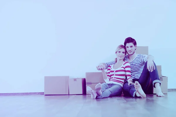 Feliz Joven Pareja Moviéndose Nueva Casa Con Cajas —  Fotos de Stock