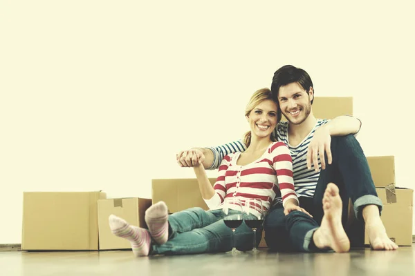Gelukkige Jonge Paar Bewegen Nieuwe Huis Met Vakken — Stockfoto