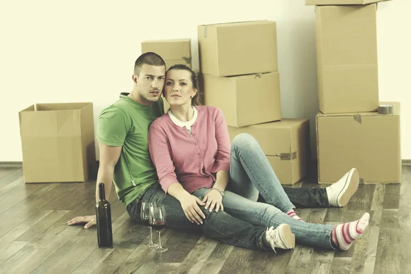 Feliz Jovem Casal Movendo Nova Casa — Fotografia de Stock