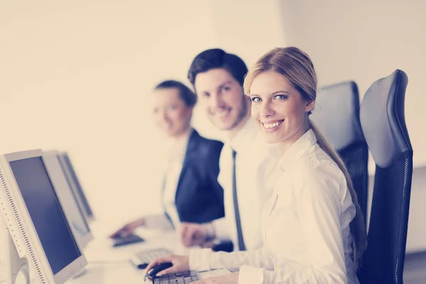 Zakelijke Mensen Groep Met Koptelefoon Geven Ondersteuning Helpdesk Kantoor Aan — Stockfoto