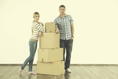 Genç çift yeni evine taşınıyor.