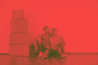 Genç çift yeni evine taşınıyor.