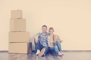 Genç çift yeni evine taşınıyor.