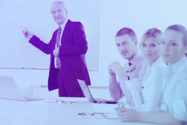 modern açık ofis bir toplantıda bir tablo tahtada bir sunu kıdemli erkek iş adamı