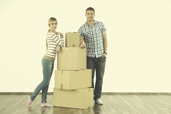 Jeune couple déménageant dans une nouvelle maison — Photo