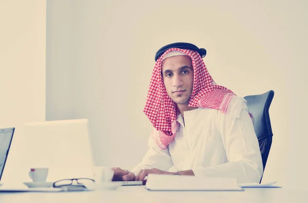 Homme d'affaires arabe au bureau lumineux — Photo