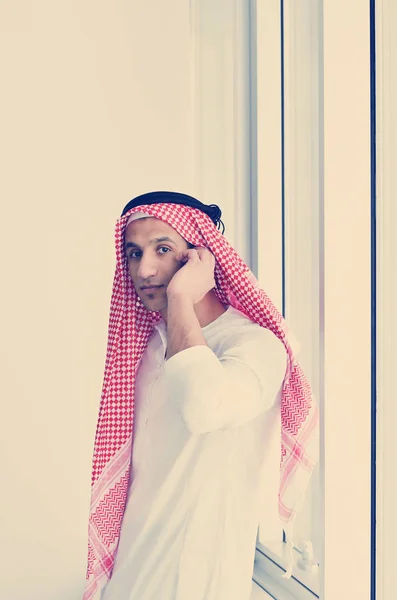 Arab pengusaha di kantor cerah — Stok Foto