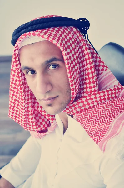Arabiska affärsman på ljusa kontor — Stockfoto