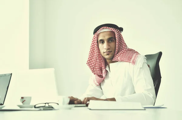 Homme d'affaires arabe au bureau lumineux — Photo