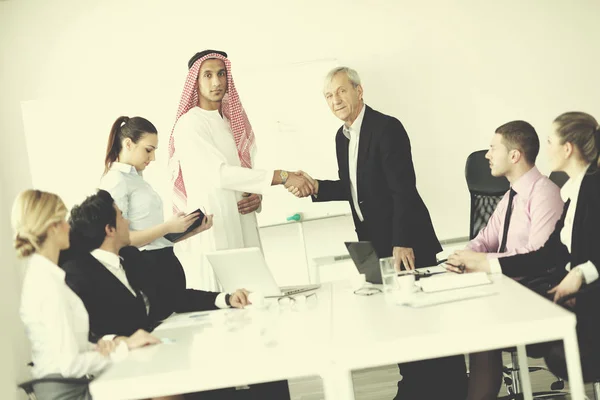 Üzleti Találkozó Csinos Fiatal Arab Férfi Bemutató Gondolatait Kollégák Figyeli — Stock Fotó