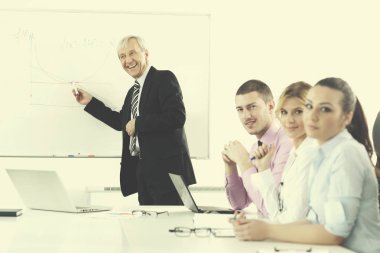 modern açık ofis bir toplantıda bir tablo tahtada bir sunu kıdemli erkek iş adamı