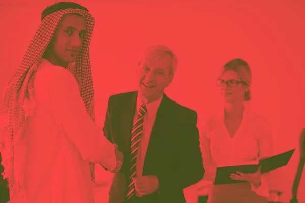 Üzleti Találkozó Csinos Fiatal Arab Férfi Bemutató Gondolatait Kollégák Figyeli — Stock Fotó