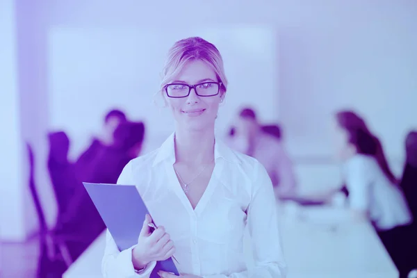 Successful Business Woman Standing Her Staff Background Modern Bright Office — Stock Photo, Image