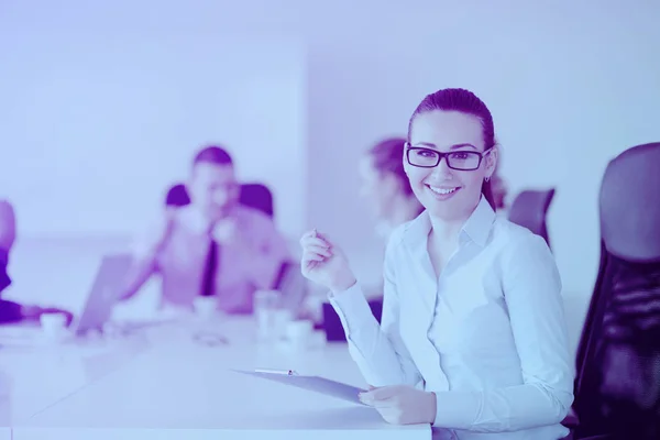 Succesvolle Zakenvrouw Staat Met Haar Personeel Achtergrond Bij Modern Helder — Stockfoto