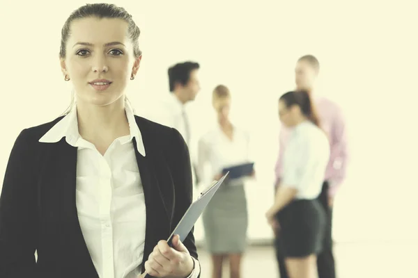 Erfolgreiche Geschäftsfrau Steht Mit Ihren Mitarbeitern Hintergrund Modernen Hellen Büro — Stockfoto