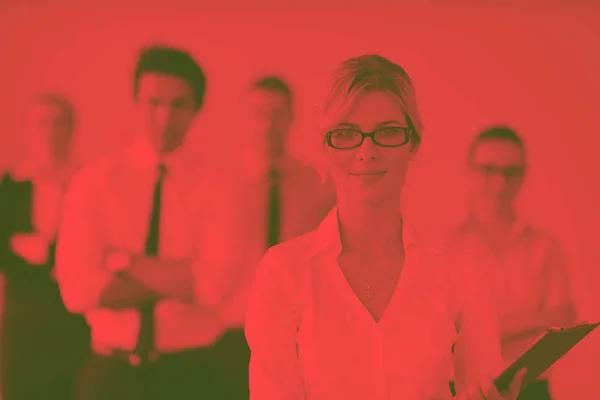 現代の明るいオフィスで彼女のスタッフと一緒に立って成功したビジネス女性 — ストック写真