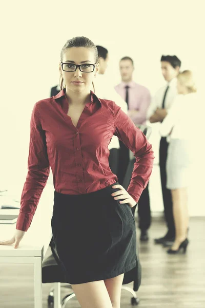 Succesvolle Zakenvrouw Staat Met Haar Personeel Achtergrond Bij Modern Helder — Stockfoto