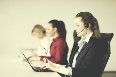 iş kadını grup kulaklıklar