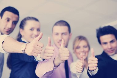 İş adamları, aydınlık ve modern ofis ortamında bir toplantıda takım oluşturuyorlar..